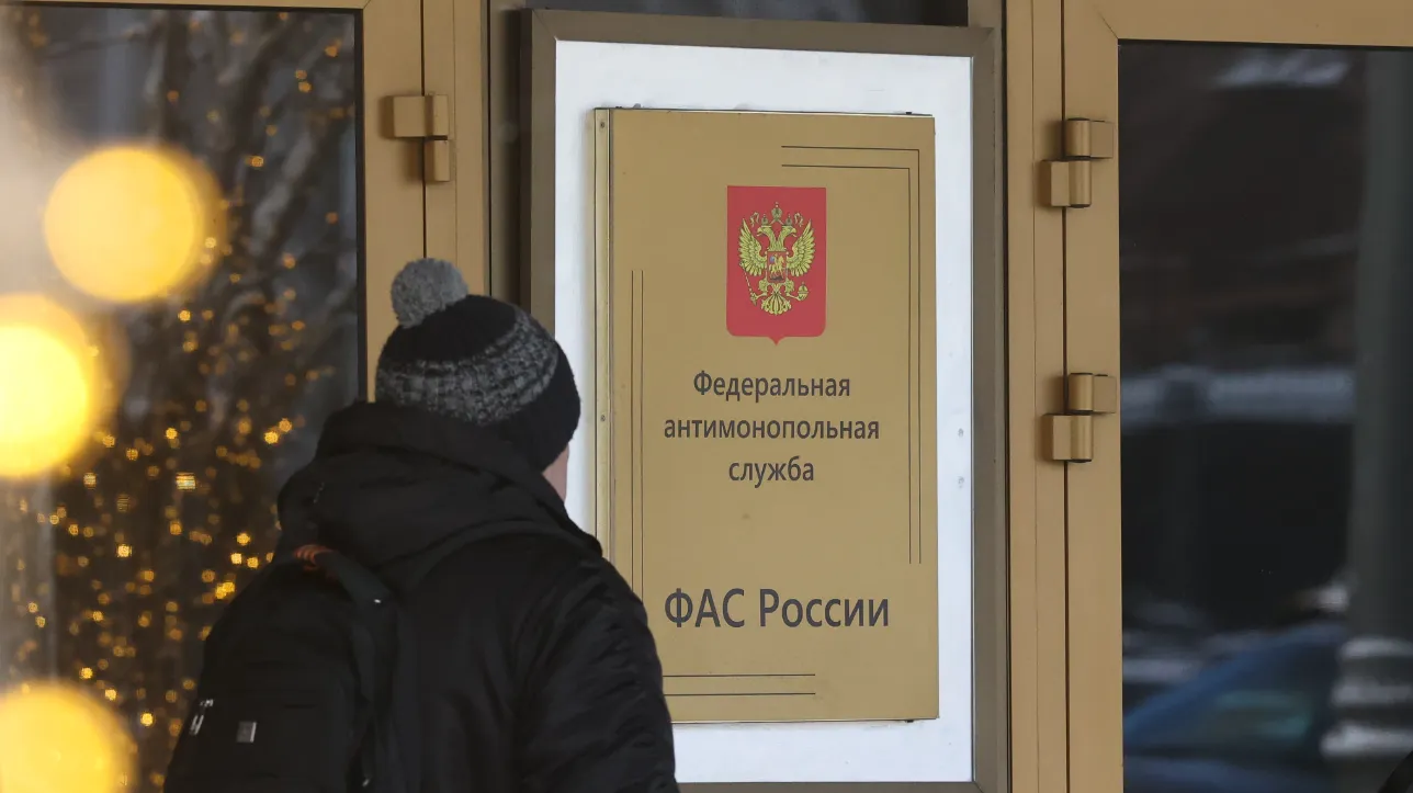 Россия. Москва. Горожанин у входа в здание Федеральной антимонопольной службы (ФАС) России на Садовой-Кудринской улице.