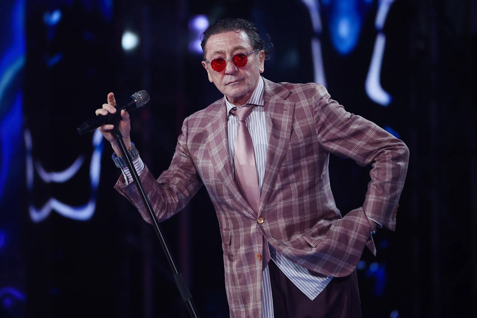 Певец Григорий Лепс во время выступления