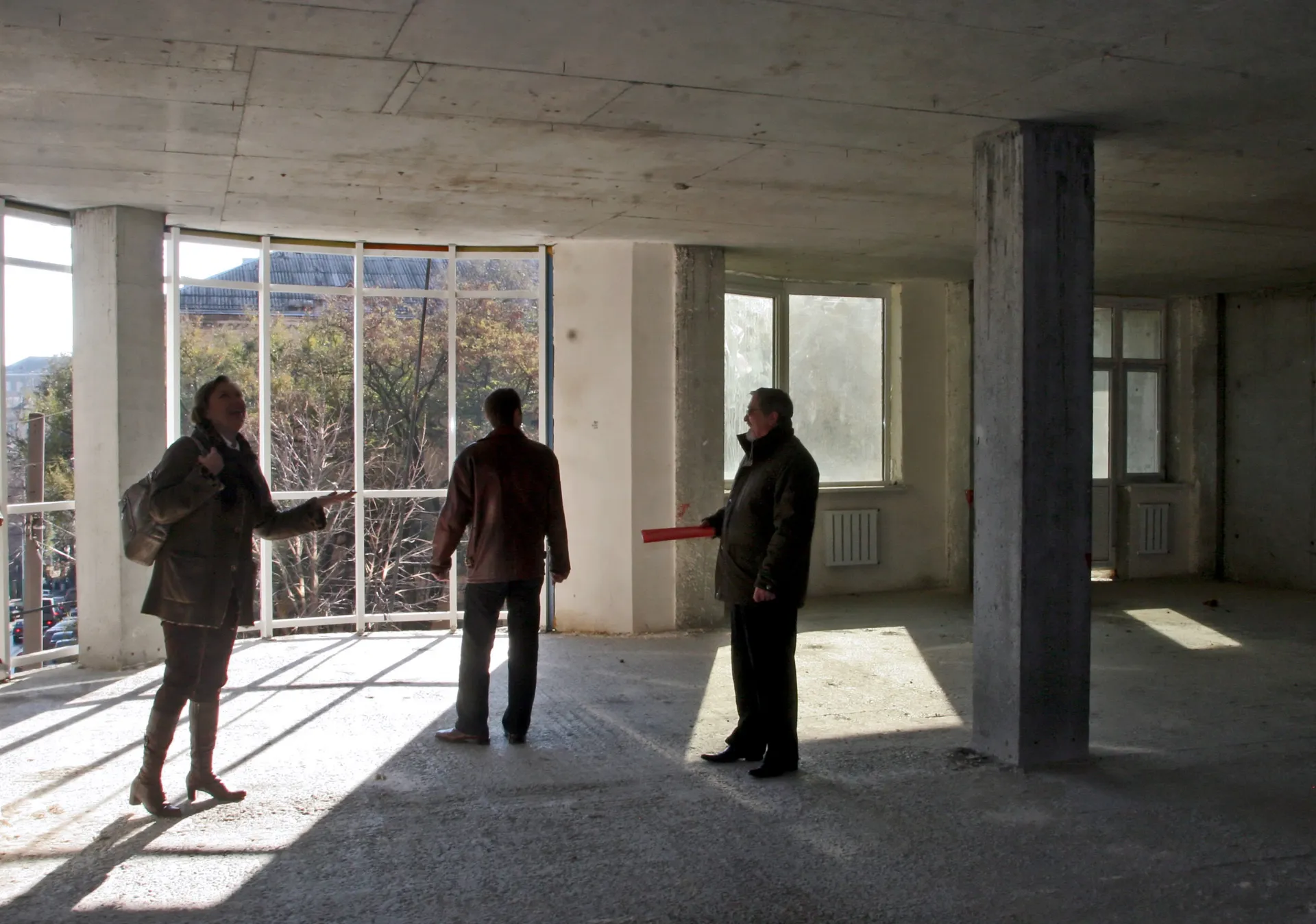 Ростов-на-Дону. Клиенты риэлторской фирмы осматривают квартиру в новостройке