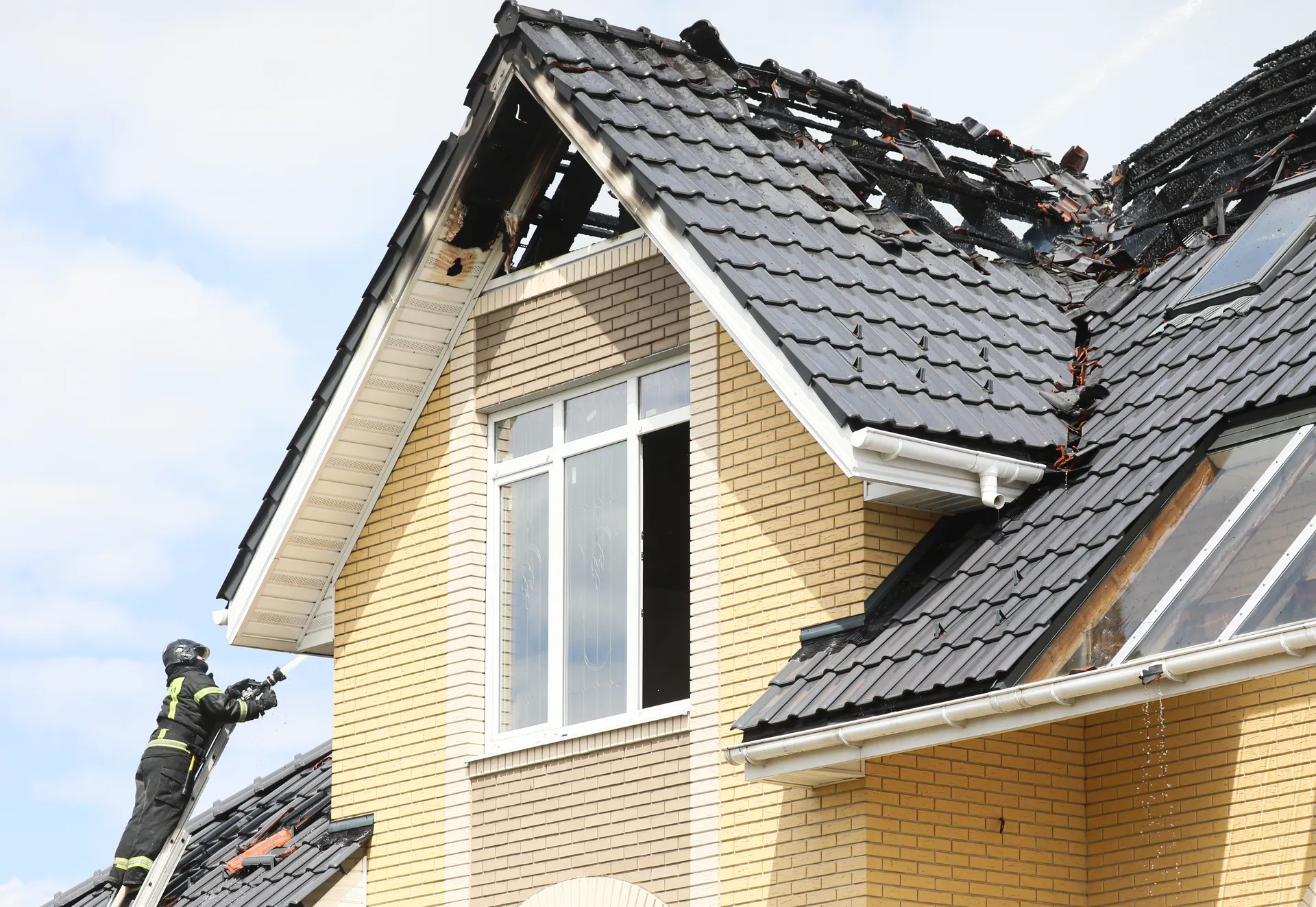 Белгородская область. Село Таврово. Ликвидация пожара в жилом доме, возникшего в результате атаки украинского беспилотника