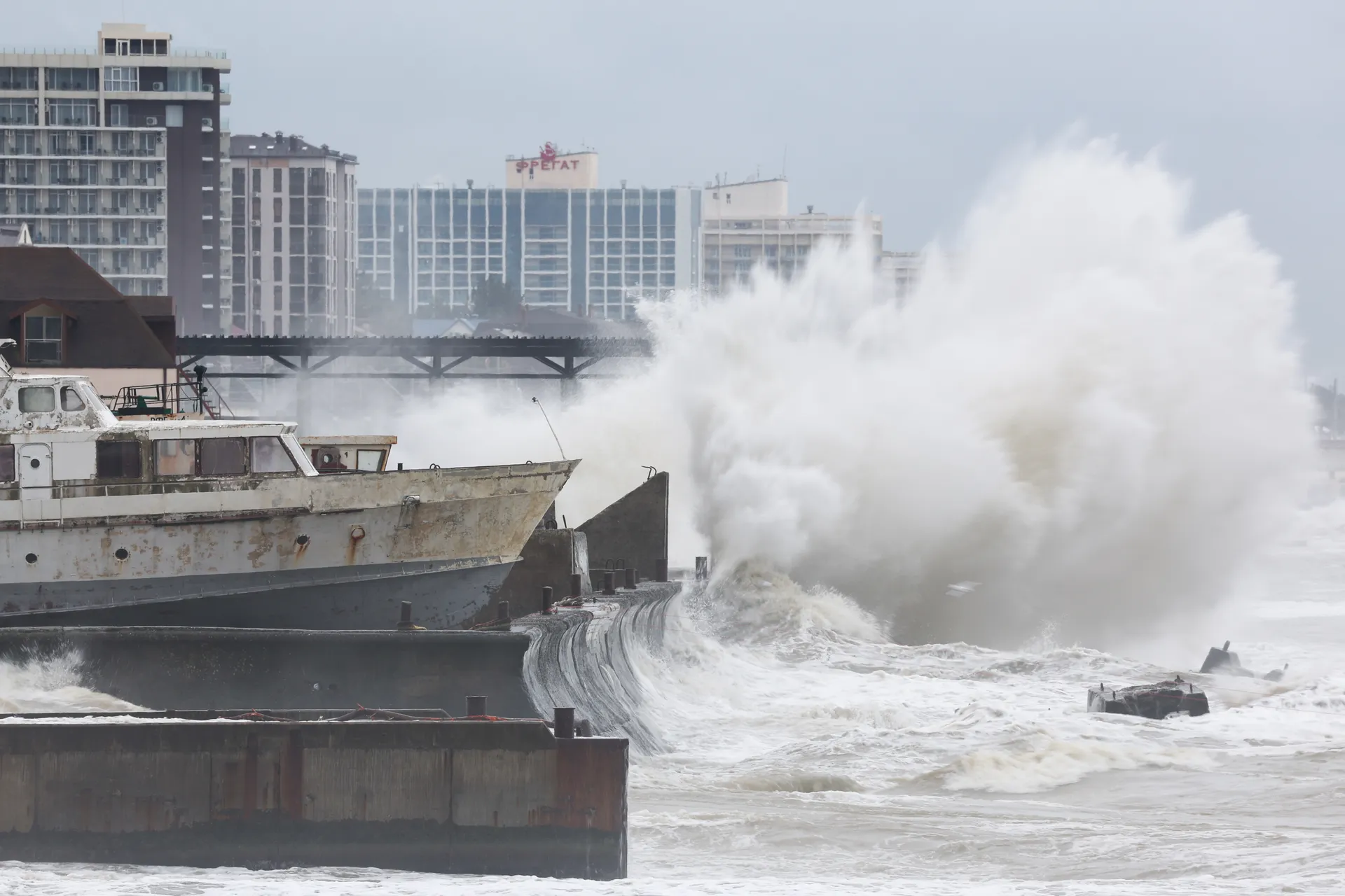 Краснодарский край. Сочи. Поселок Кудепста. Пляж «Робинзон» во время шторма на Черном море