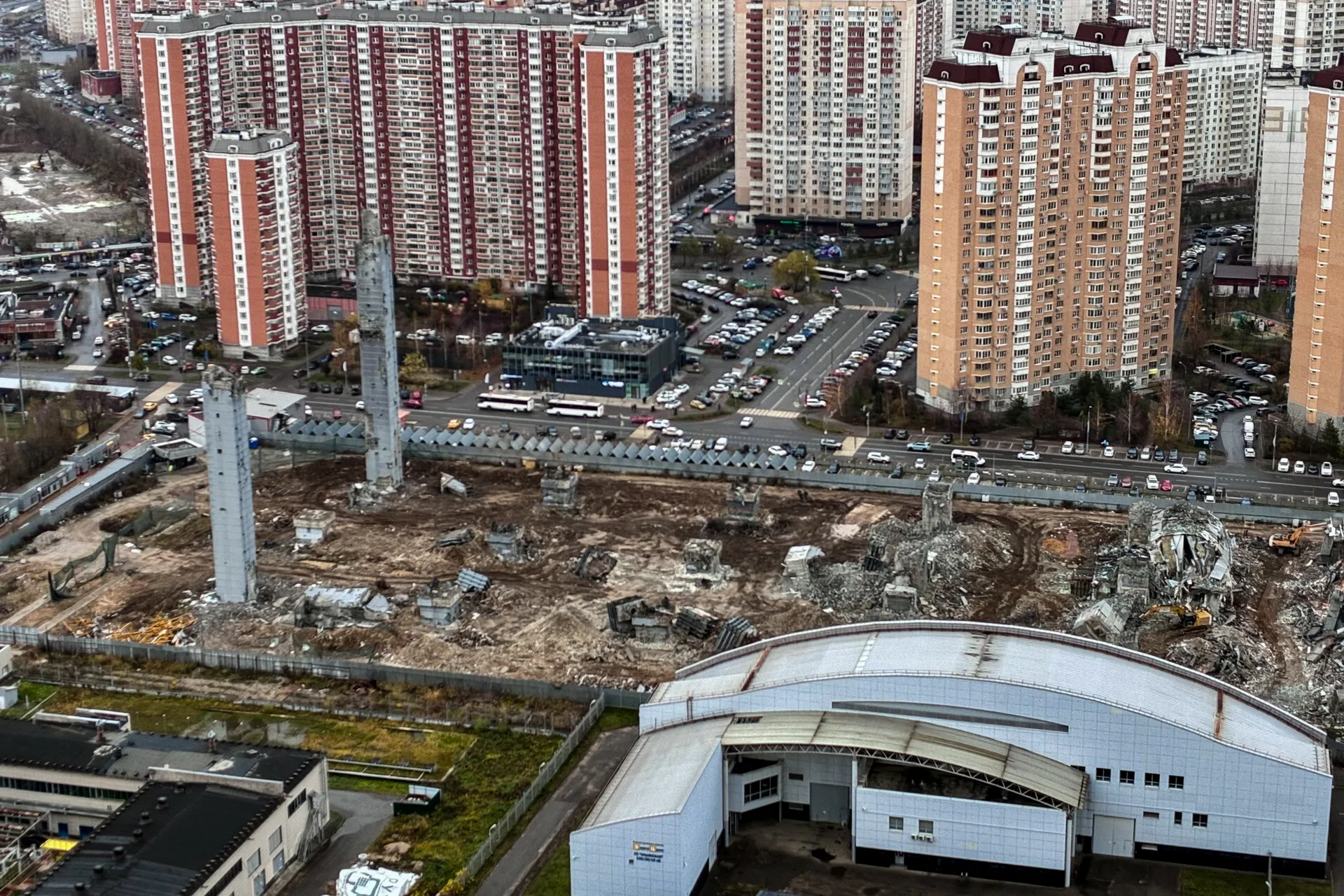 Московская область. Красногорск. Вид на территорию горнолыжного комплекса «Снежком», где произошел обвал части колонны во время демонтажа конструкций. При обрушении повреждены 145 автомобилей, а также
