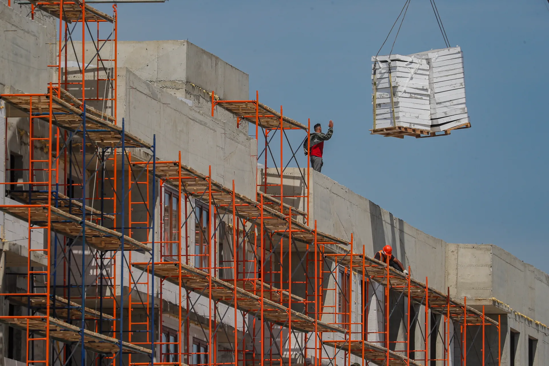 ДНР. Мариуполь. Рабочие на строительной площадке жилого дома.
