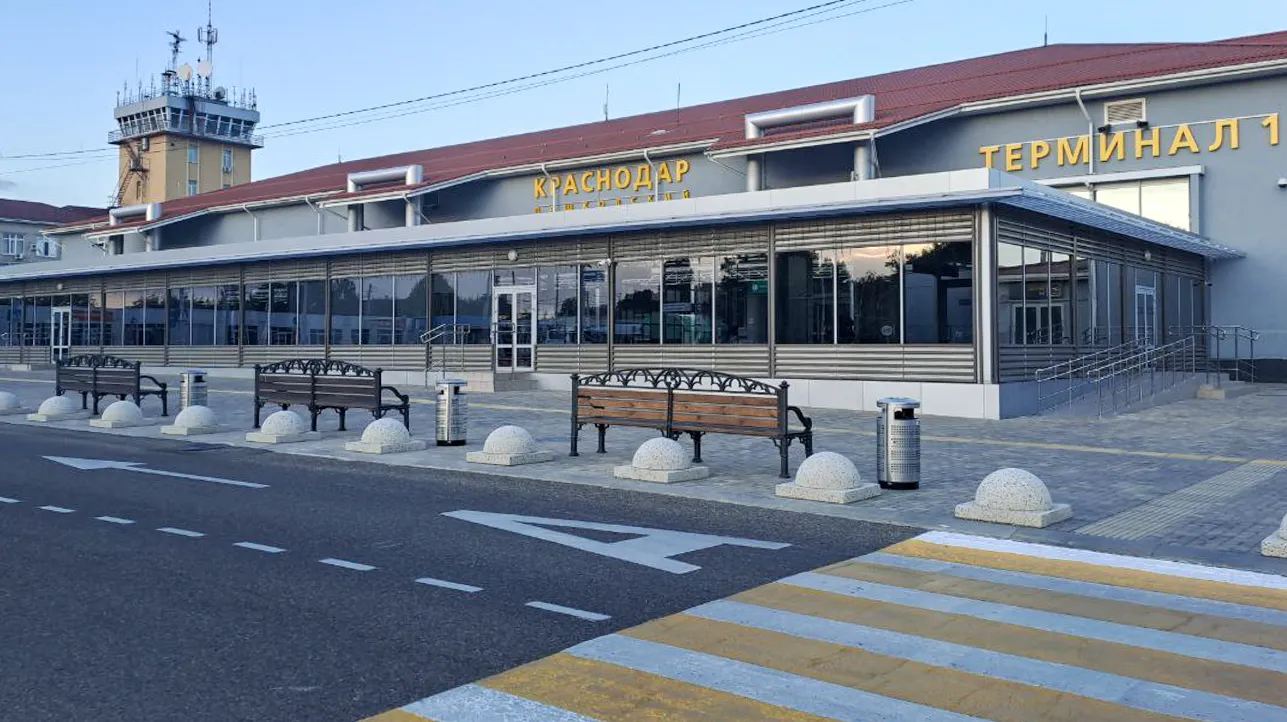 Россия. Краснодар. Вид на здание международного аэропорта Краснодара имени Екатерины II Великой.