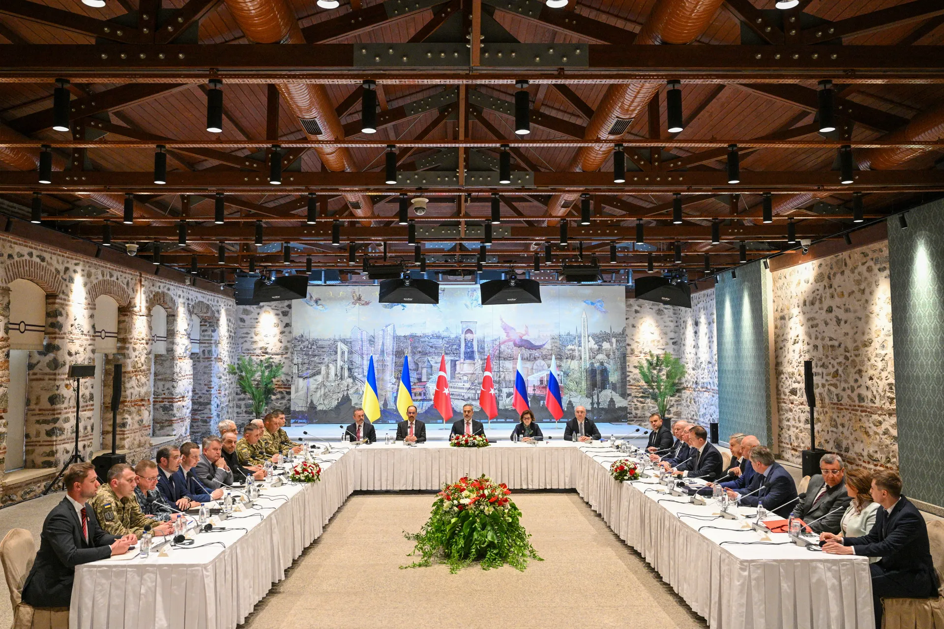 Турция. Стамбул. Делегации России и Украины во время переговоров в рабочем офисе президента Турции Долмабахче