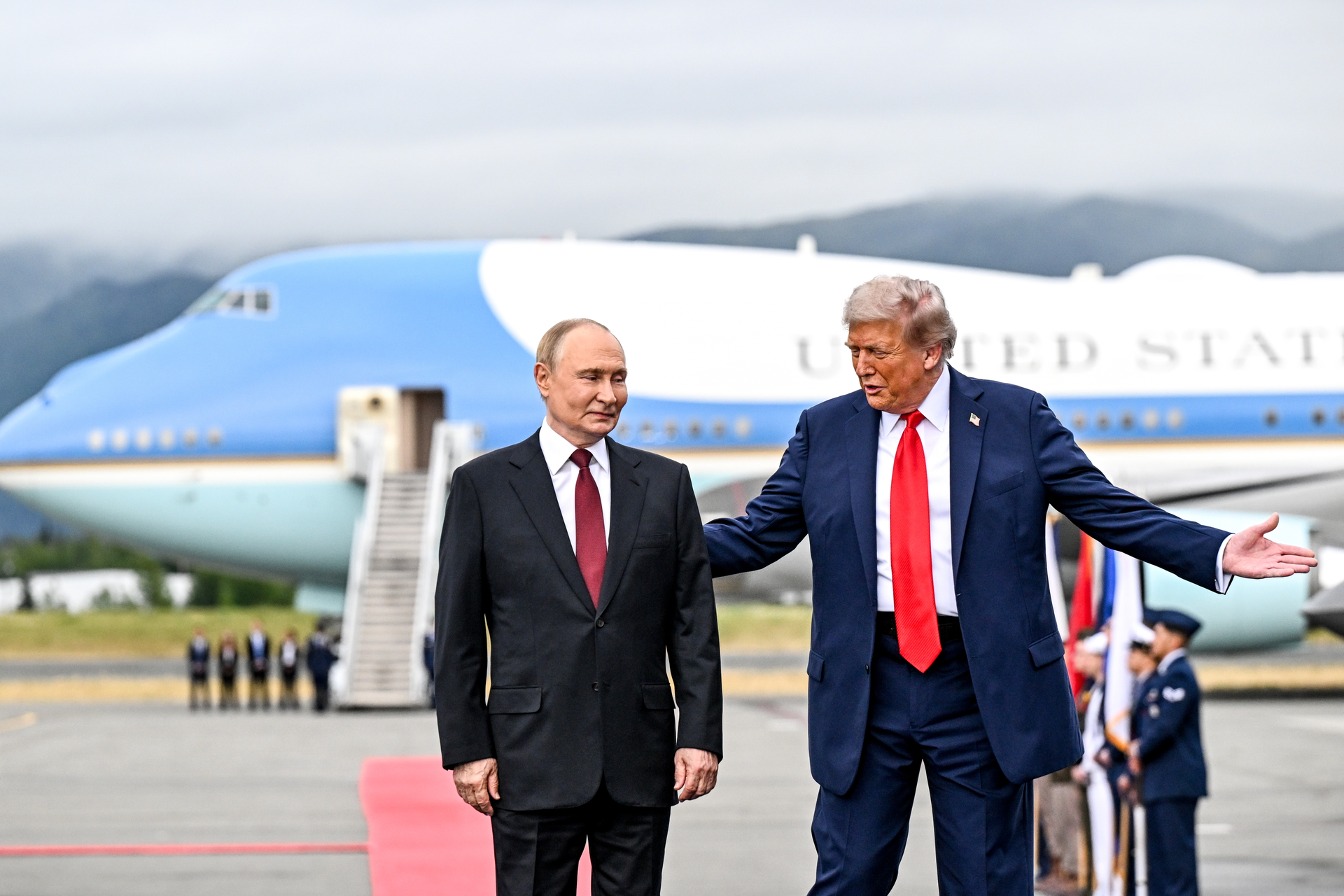 США. Аляска. Анкоридж. Президент России Владимир Путин и президент США Дональд Трамп (слева направо) во время встречи на территории аэропорта.