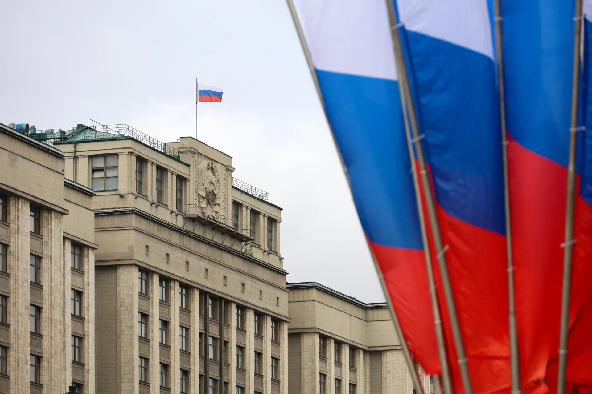 Москва. Вид на Государственную думу и флаги РФ на Манежной площади.