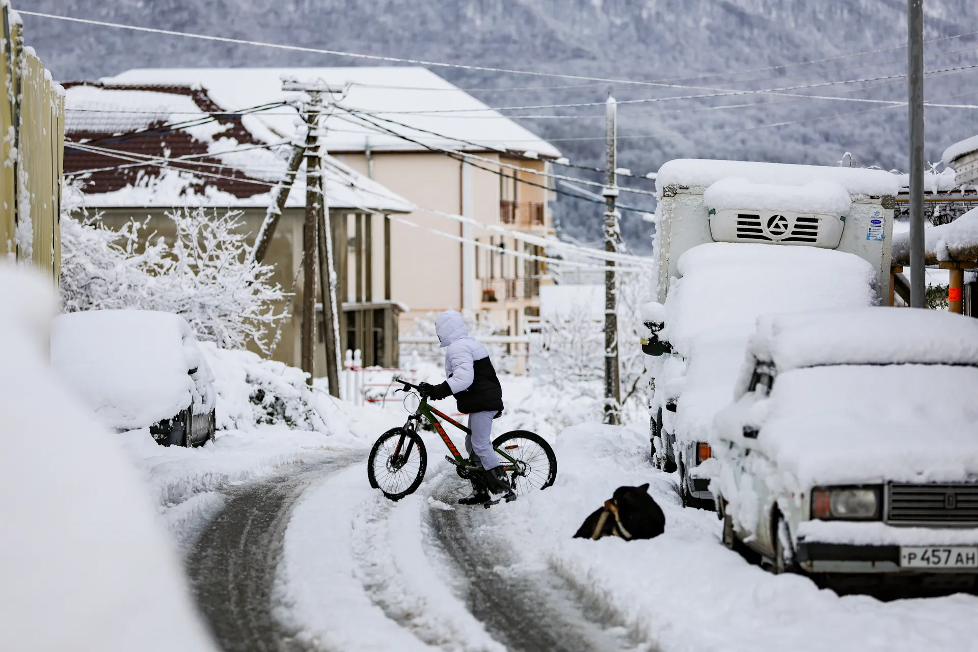 Краснодарский край. Сочи. Велосипедист в микрорайоне Барановка.