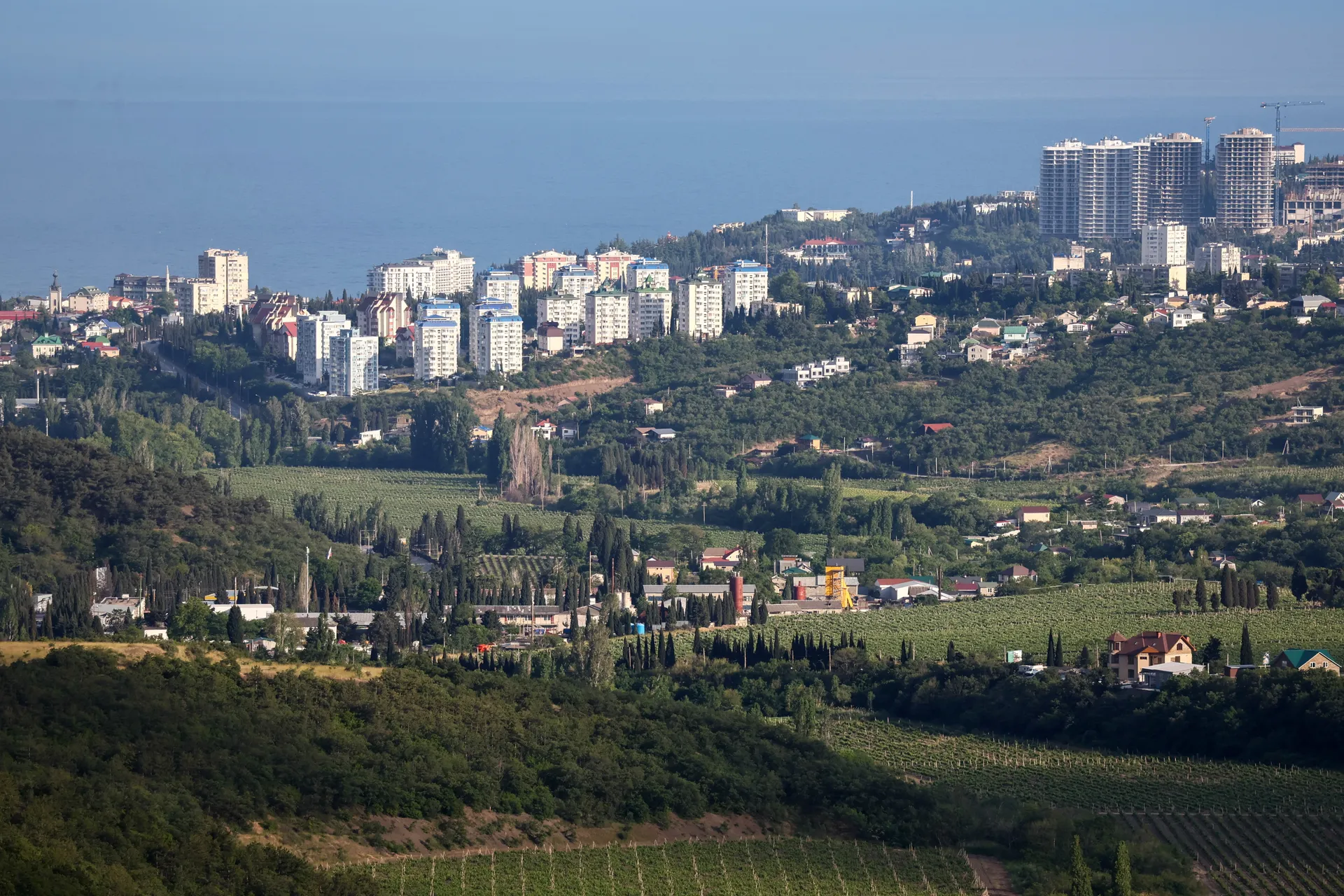Россия. Республика Крым. Алушта. Вид на город.
