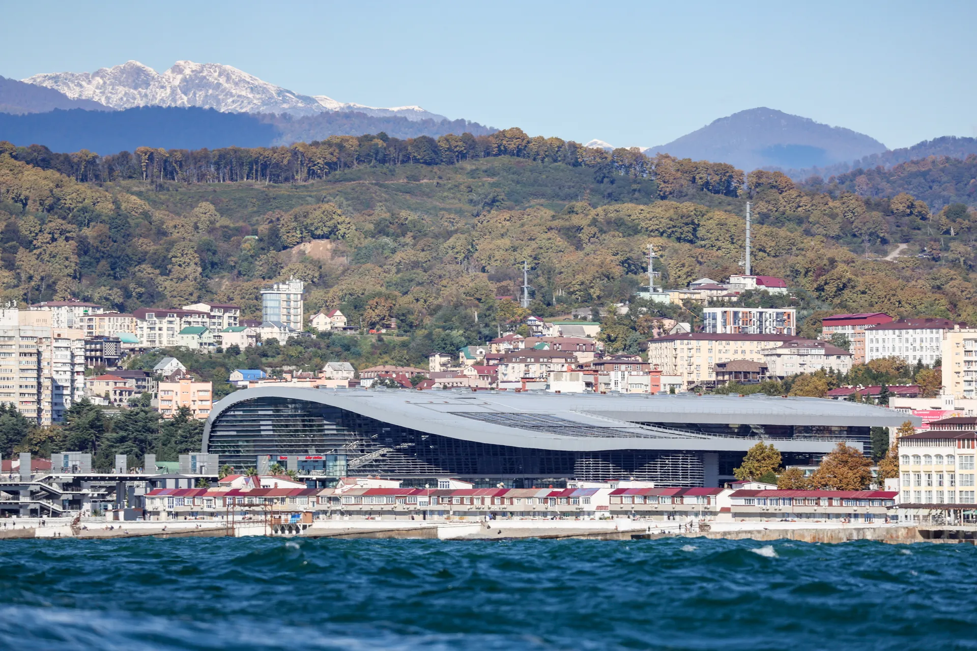 Краснодарский край. Сочи. Вид на железнодорожный вокзал Адлер