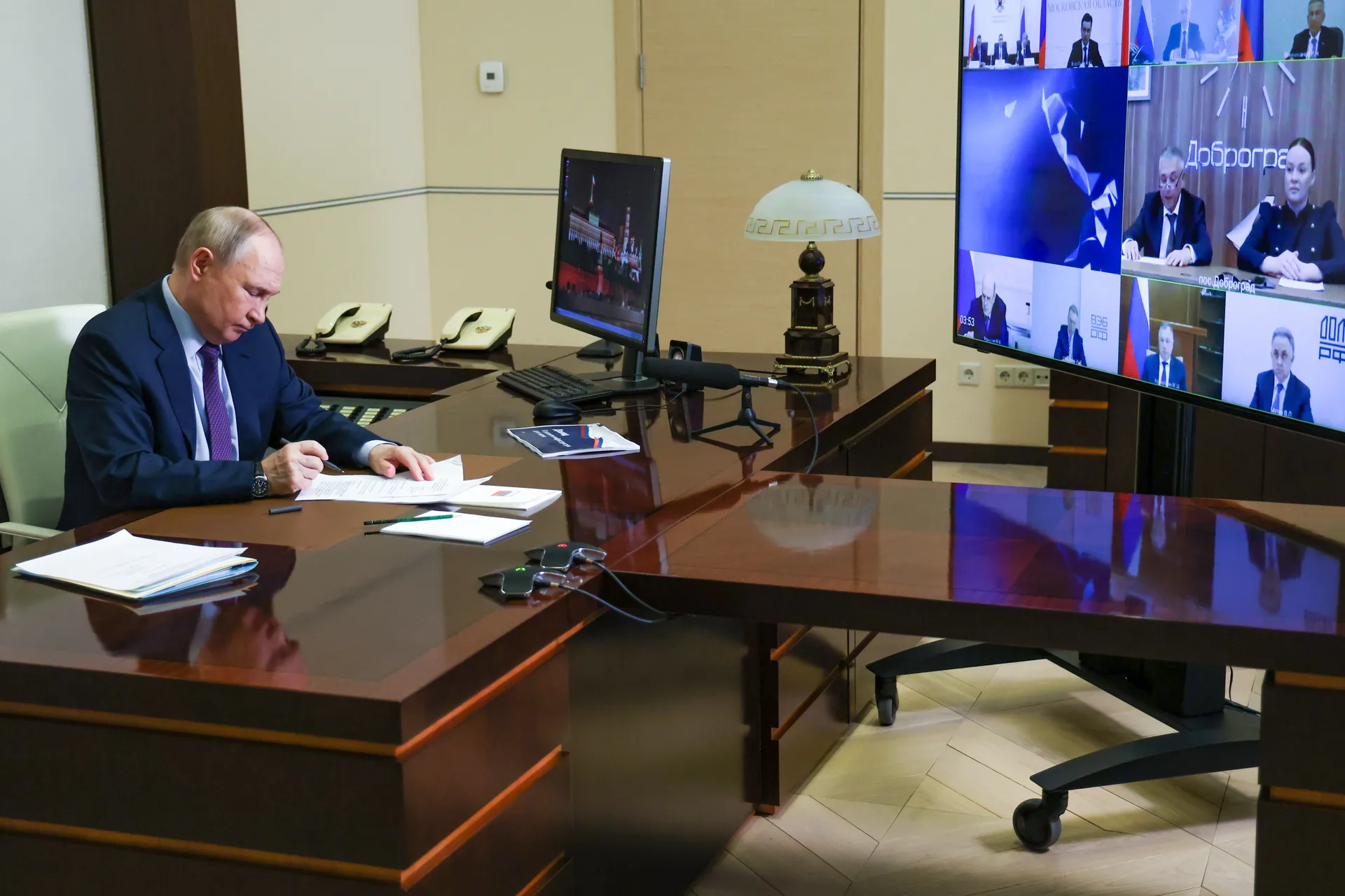 Президент РФ Владимир Путин во время заседания президиума Госсовета по видеосвязи на тему «О развитии инфраструктуры для жизни»