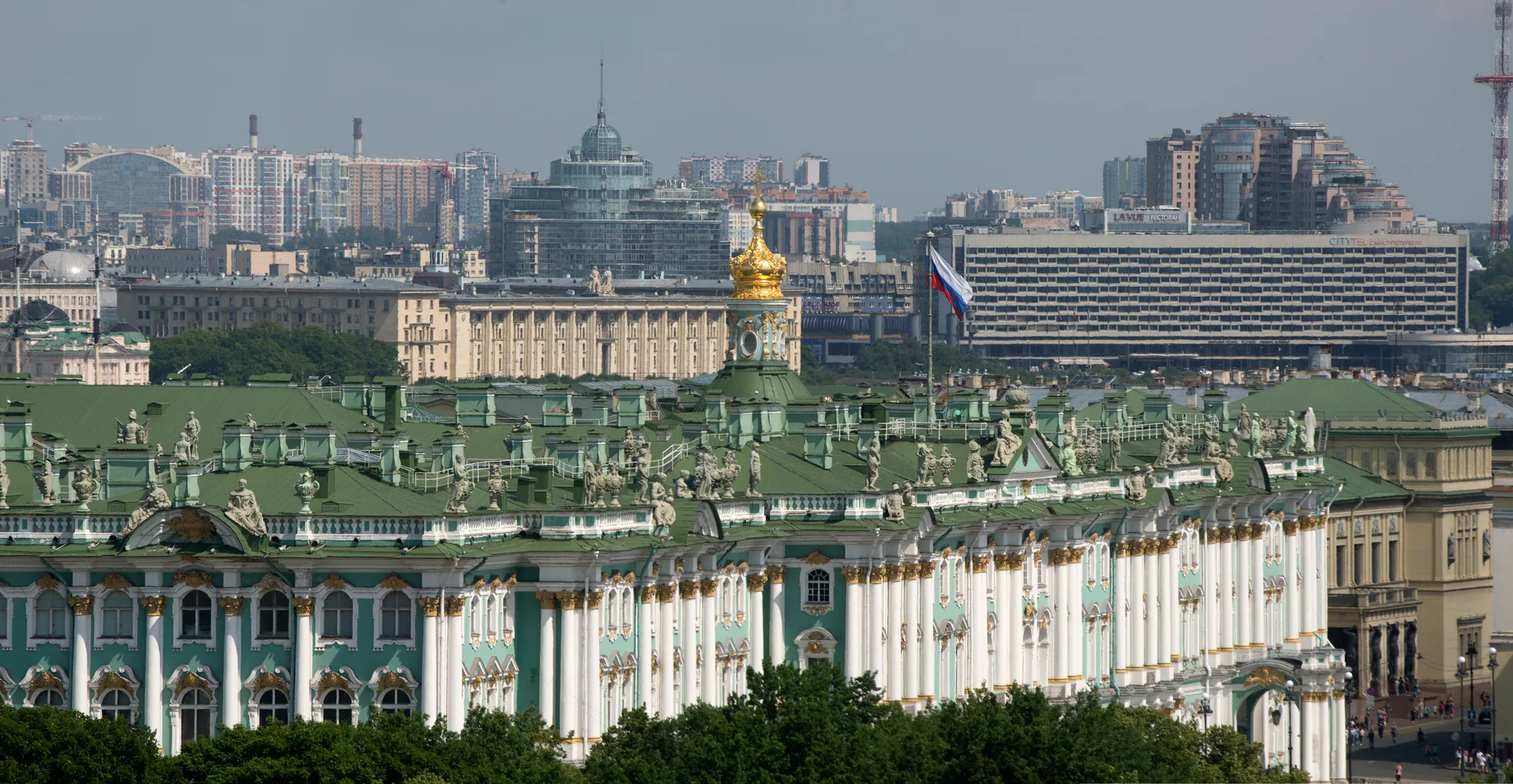 Санкт-Петербург. Вид на город и Зимний дворец (Государственный Эрмитаж) на Дворцовой площади.