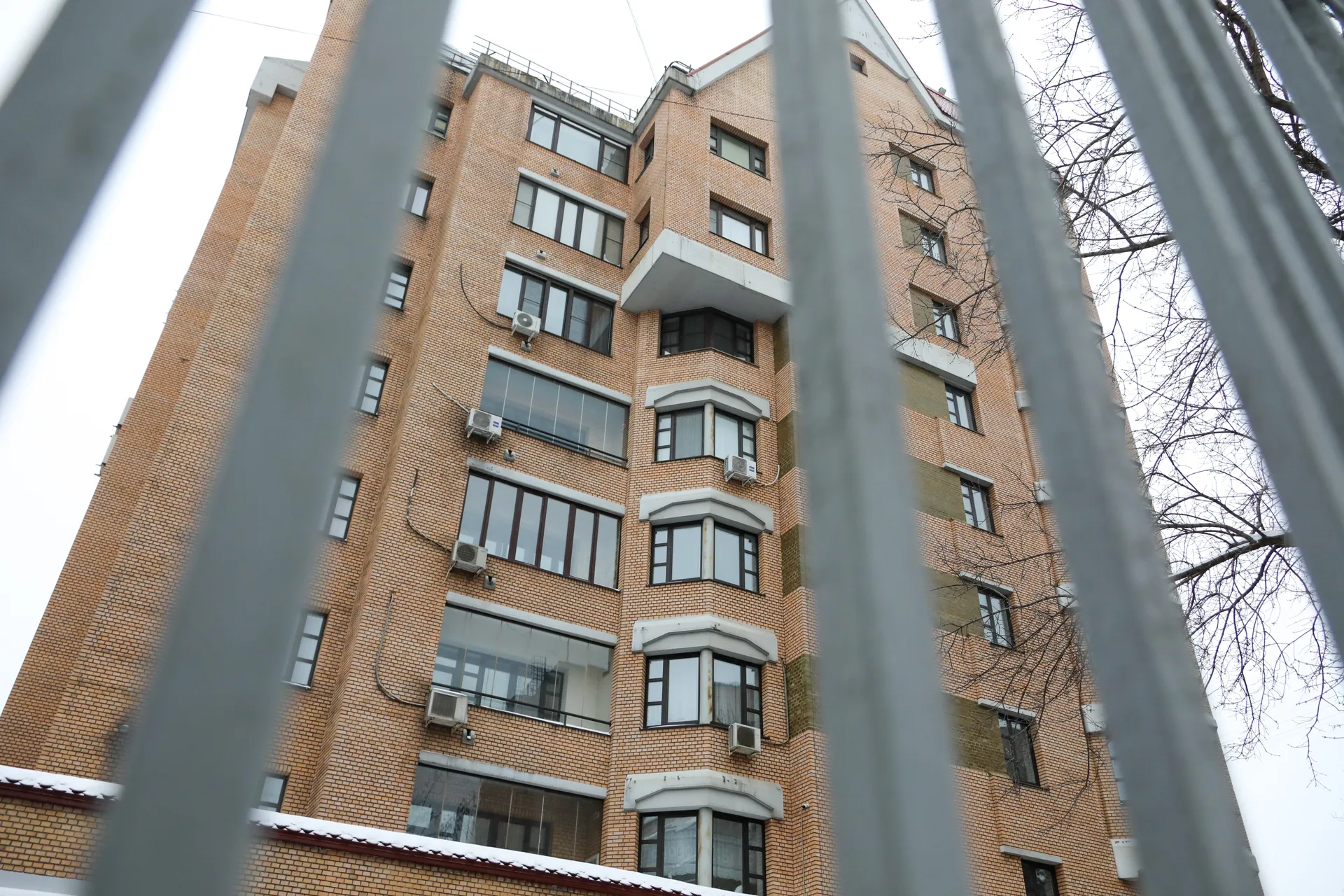 Вид на дом в Ксеньинском переулке, в котором находится квартира певицы Ларисы Долиной.