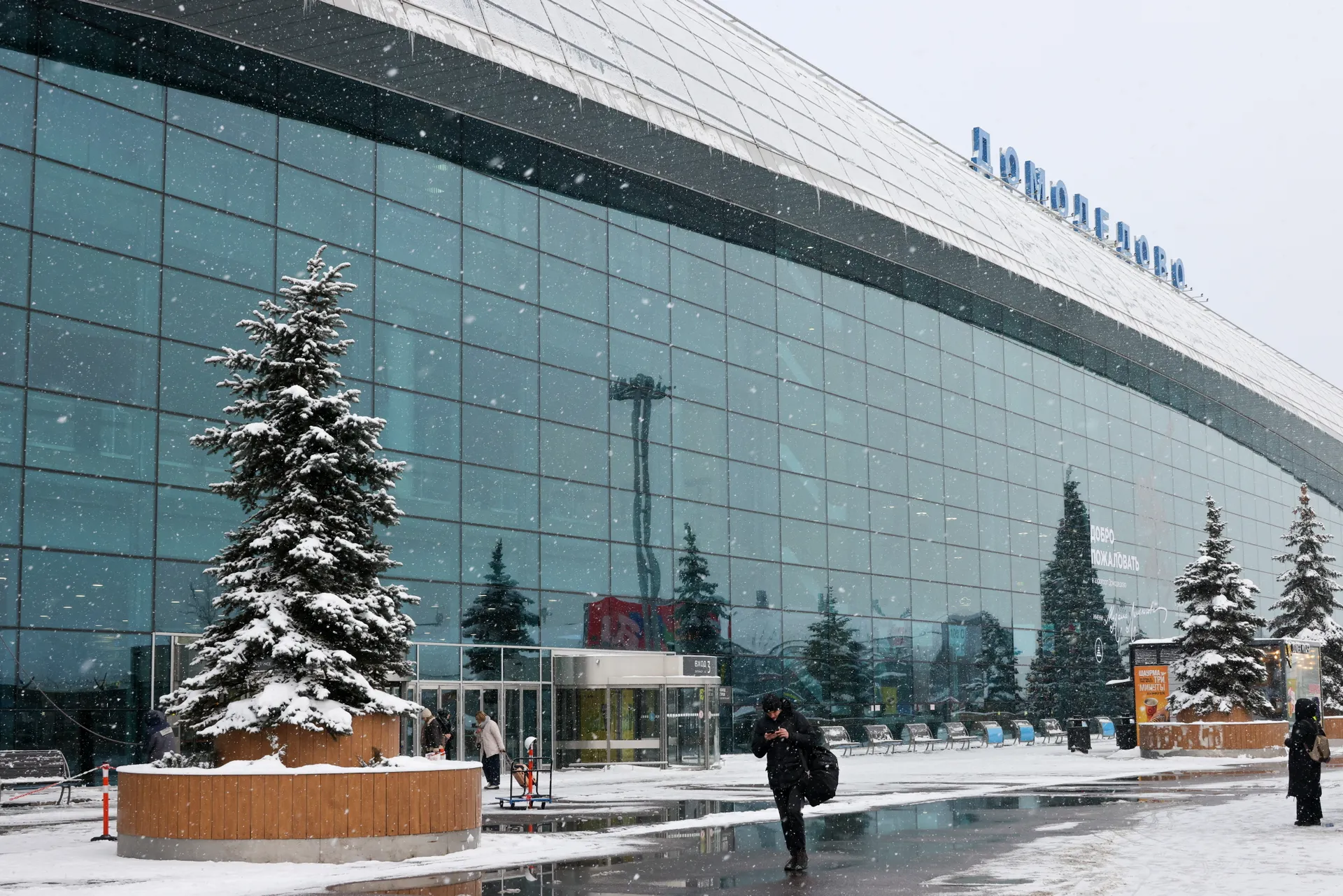 Вид на терминал международного аэропорта Домодедово.