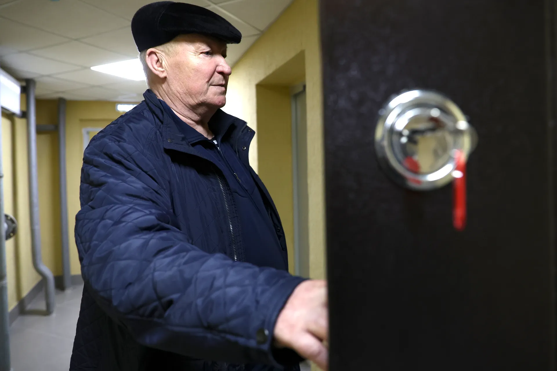 Мужчина в новой квартире