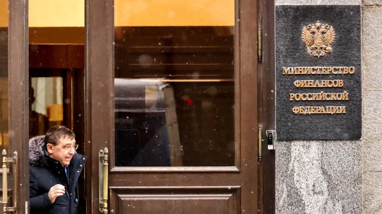 Москва. Мужчина выходит из здания Министерства финансов Российской Федерации на улице Ильинка.