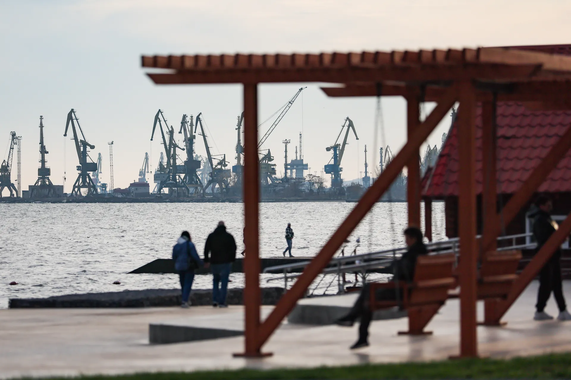 ДНР. Мариуполь. Люди во время прогулки на набережной Таганрогского залива