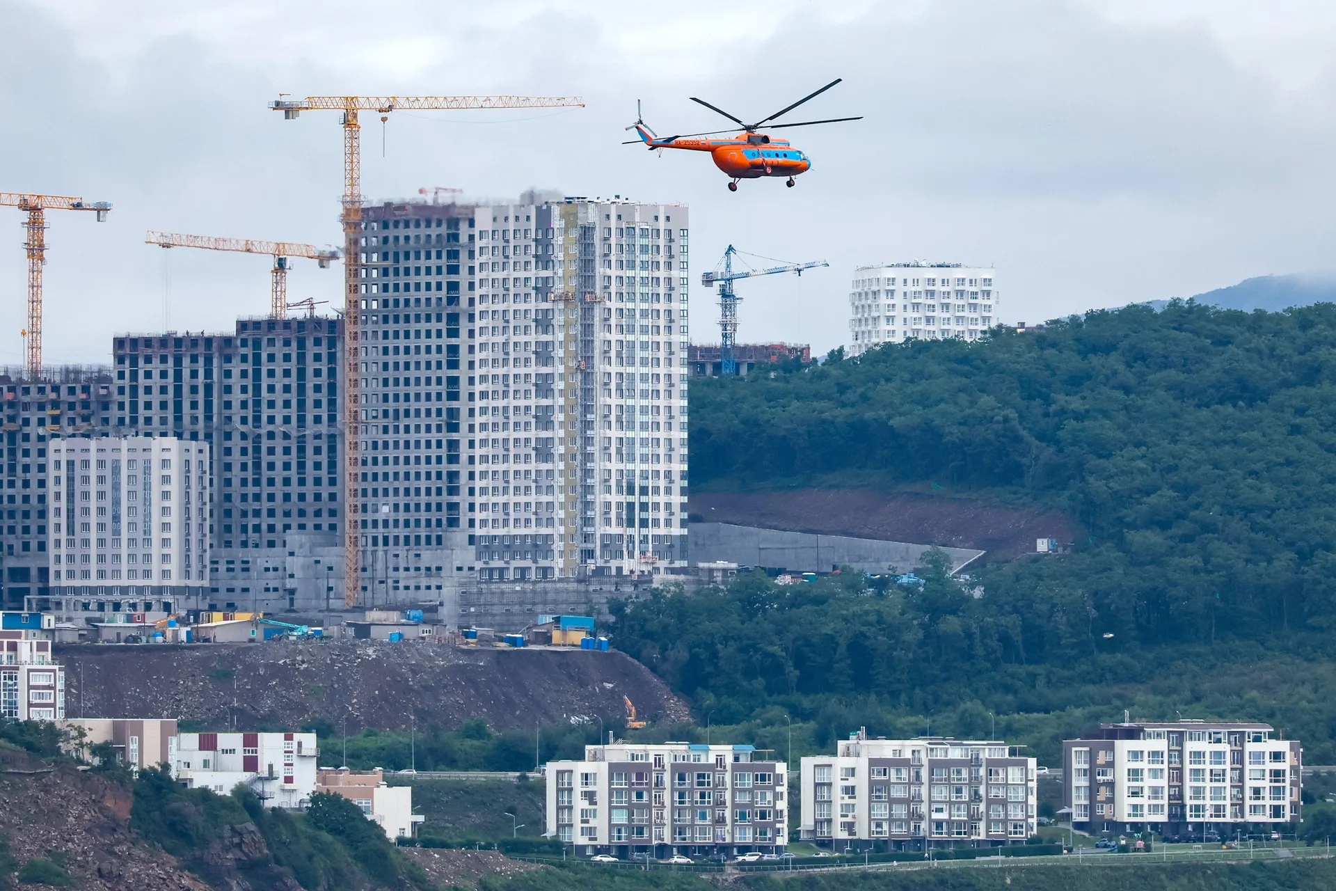 Приморский край. Владивосток. Вид на строительство многоэтажных жилых домов