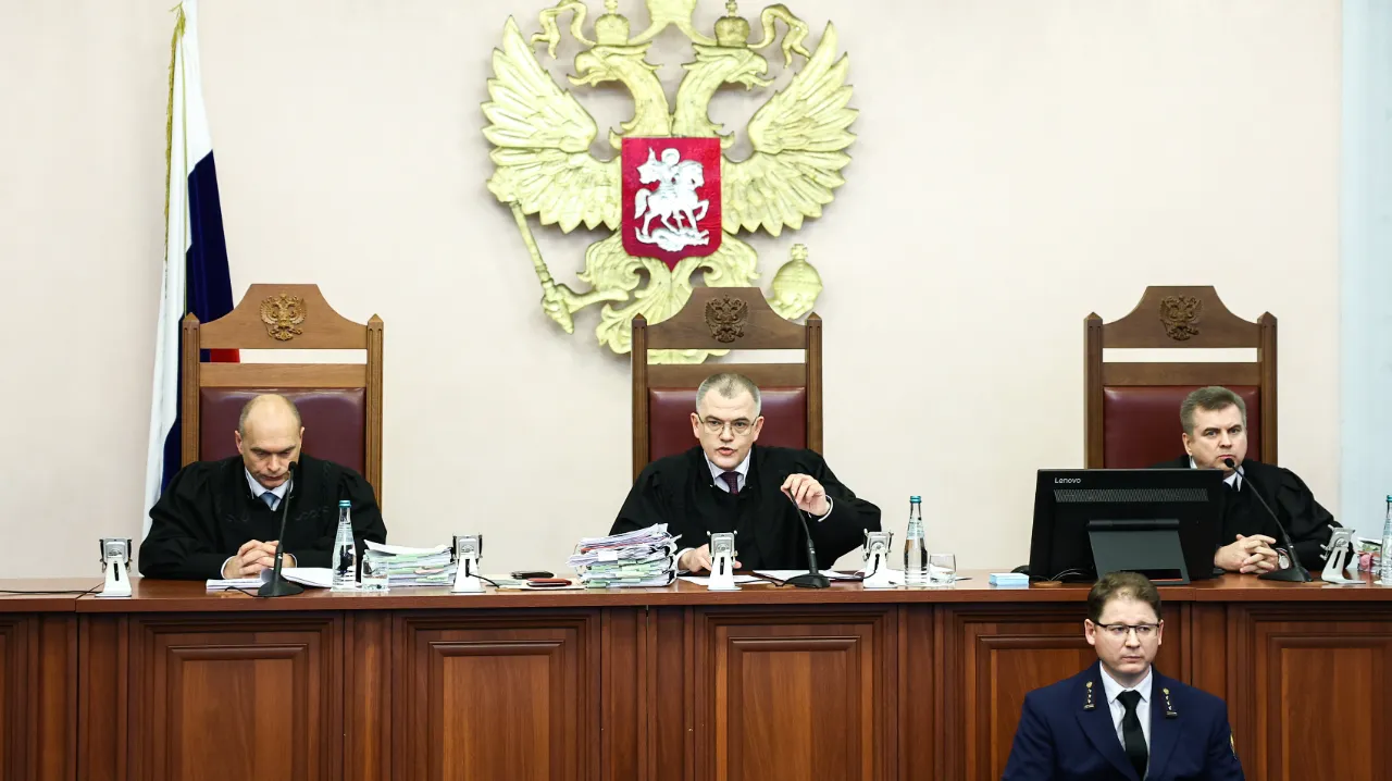 Рассмотрение жалобы на решения судов нижестоящих инстанций по иску о признании недействительной сделки о продаже квартиры певицы Ларисы Долиной в Верховном суде РФ.