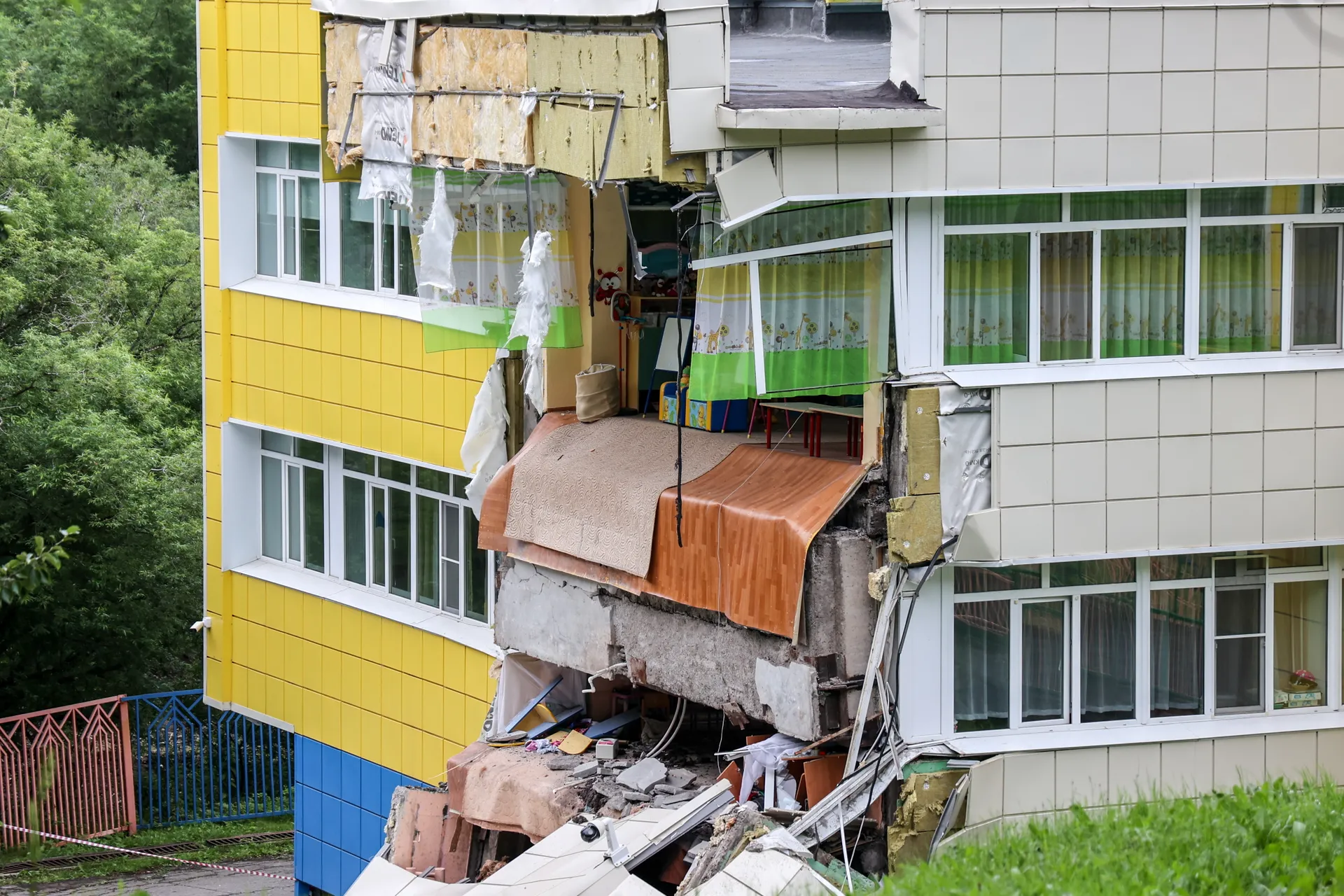 Петропавловск-Камчатский. Здание детского сада, обрушившееся в результате землетрясения.