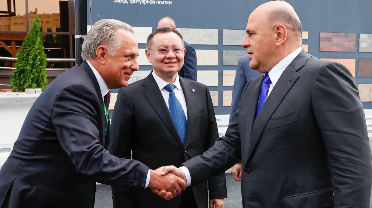 Премьер-министр РФ Михаил Мишустин, министр строительства и ЖКХ РФ Ирек Файзуллин и генеральный директор финансового института развития в жилищной сфере АО «ДОМ.РФ» Виталий Мутко (справа налево)