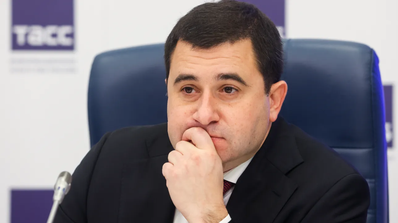 Россия. Москва. Заместитель министра строительства и жилищно-коммунального хозяйства РФ Никита Стасишин во время пресс-конференции, посвященной анализу состояния рынка недвижимости по итогам 2025 года