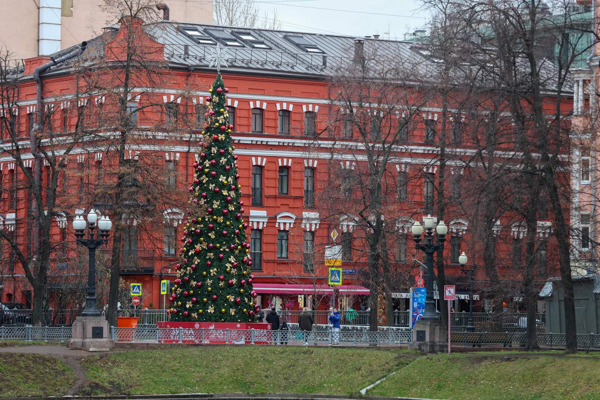 Москва. Новогодняя ель на Патриарших прудах.