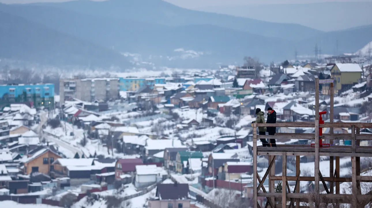 Россия. Челябинская область. Сатка. Вид на город и смотровую площадку.