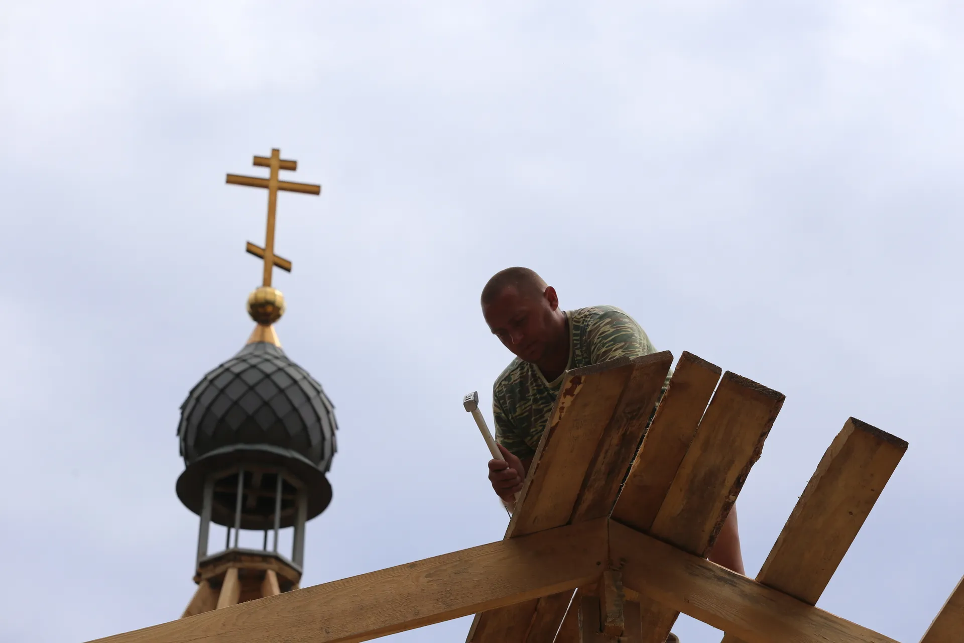 Россия. Москва. Строительство деревянного храма в честь блаженной Ксении Петербургской на Березовой аллее.