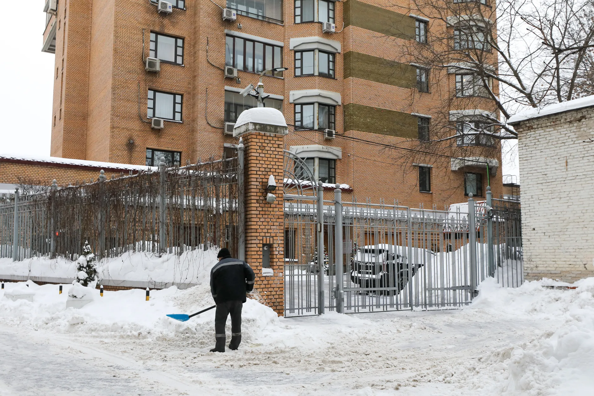 Москва. Вид на дом в Ксеньинском переулке, в котором находится квартира певицы Ларисы Долиной