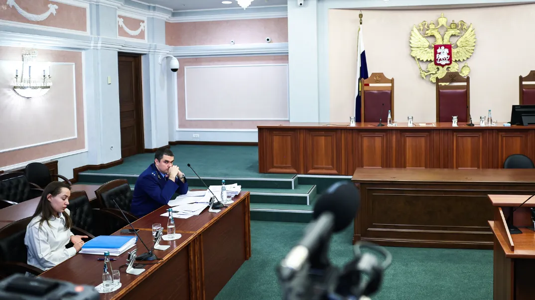 Рассмотрение жалобы на решения судов нижестоящих инстанций по иску о признании недействительной сделки о продаже квартиры певицы Ларисы Долиной в Верховном суде РФ.