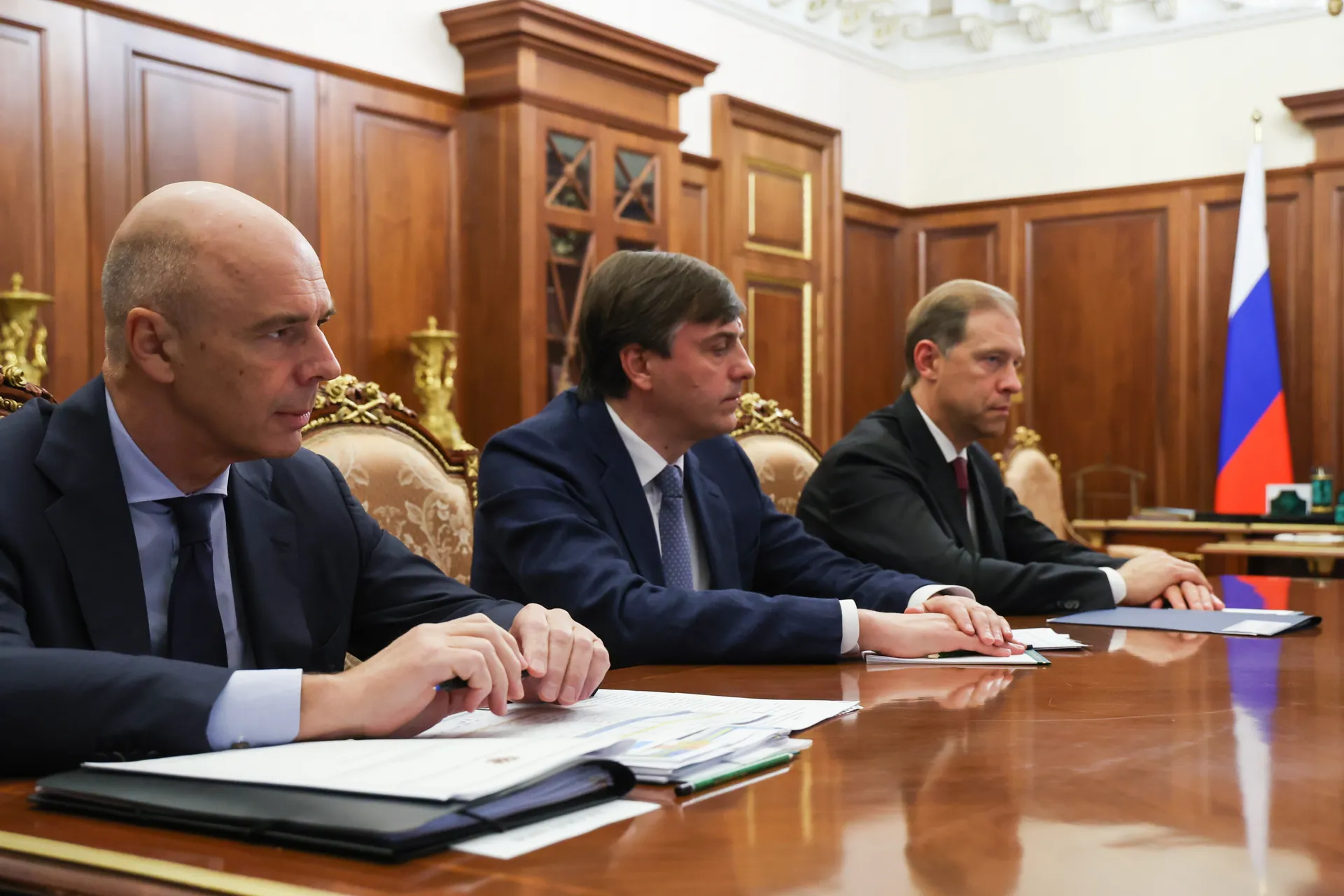 Россия. Москва. Министр финансов РФ Антон Силуанов, министр просвещения РФ Сергей Кравцов и первый вице-премьер РФ Денис Мантуров (слева направо) во время совещания президента РФ Путина с членами прав
