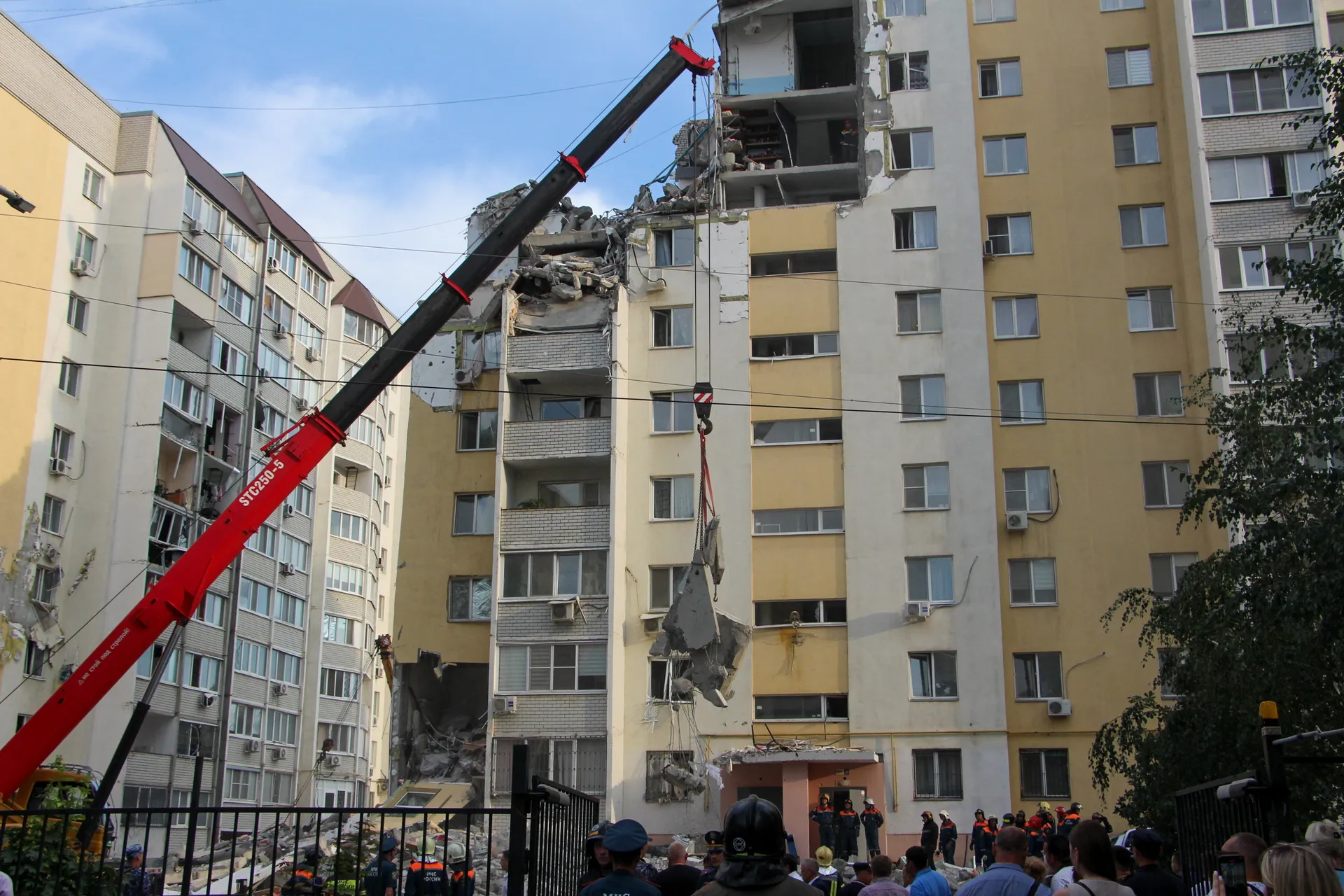 Саратов. Разбор завалов обрушившегося подъезда жилого 10-этажного многоквартирного дома, где произошел взрыв газ