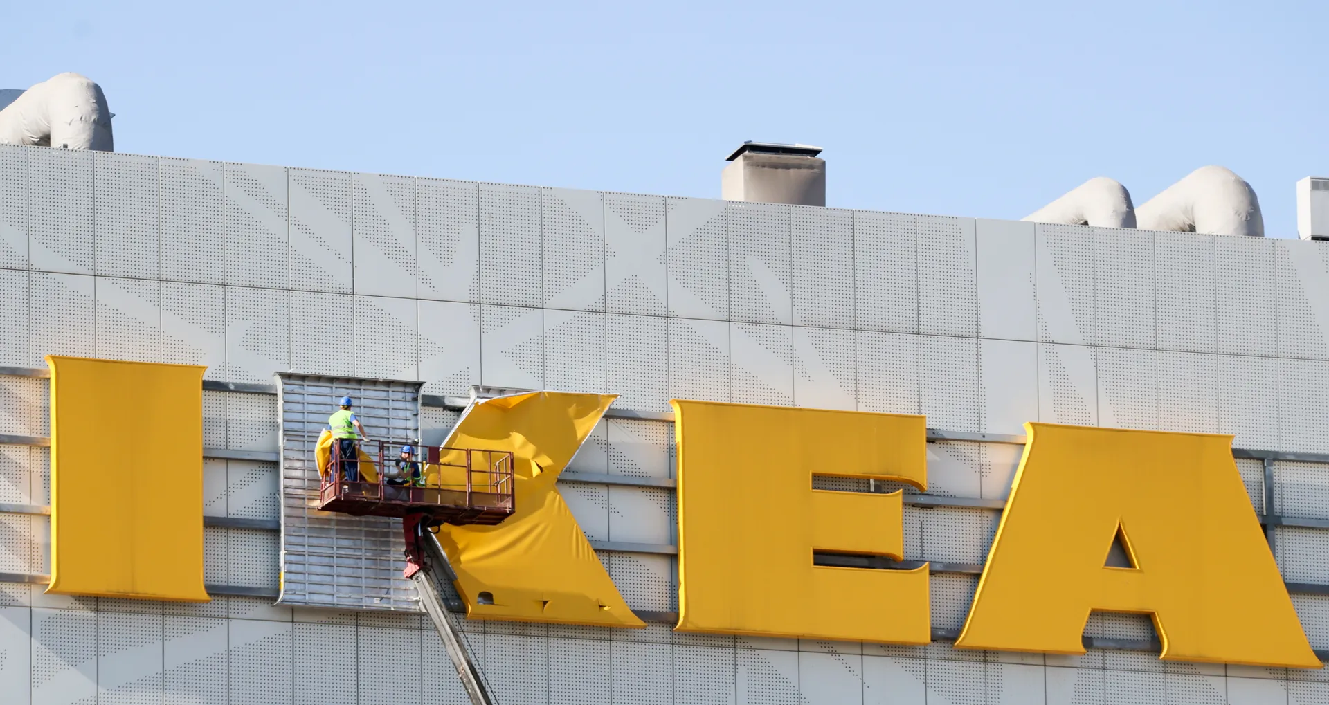 Демонтаж вывески IKEA с торгового центра «Авиапарк».