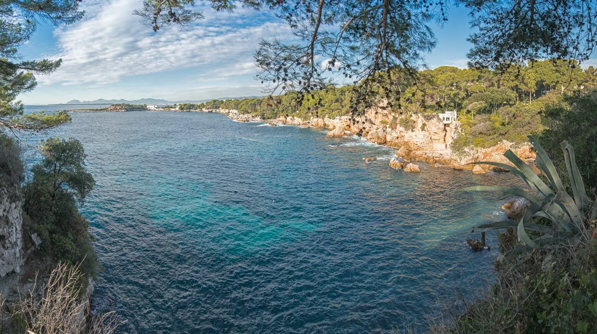 Вид на залив Baie des Milliardaires (Бухта Миллиардеров) на Лазурном берегу в Антибе