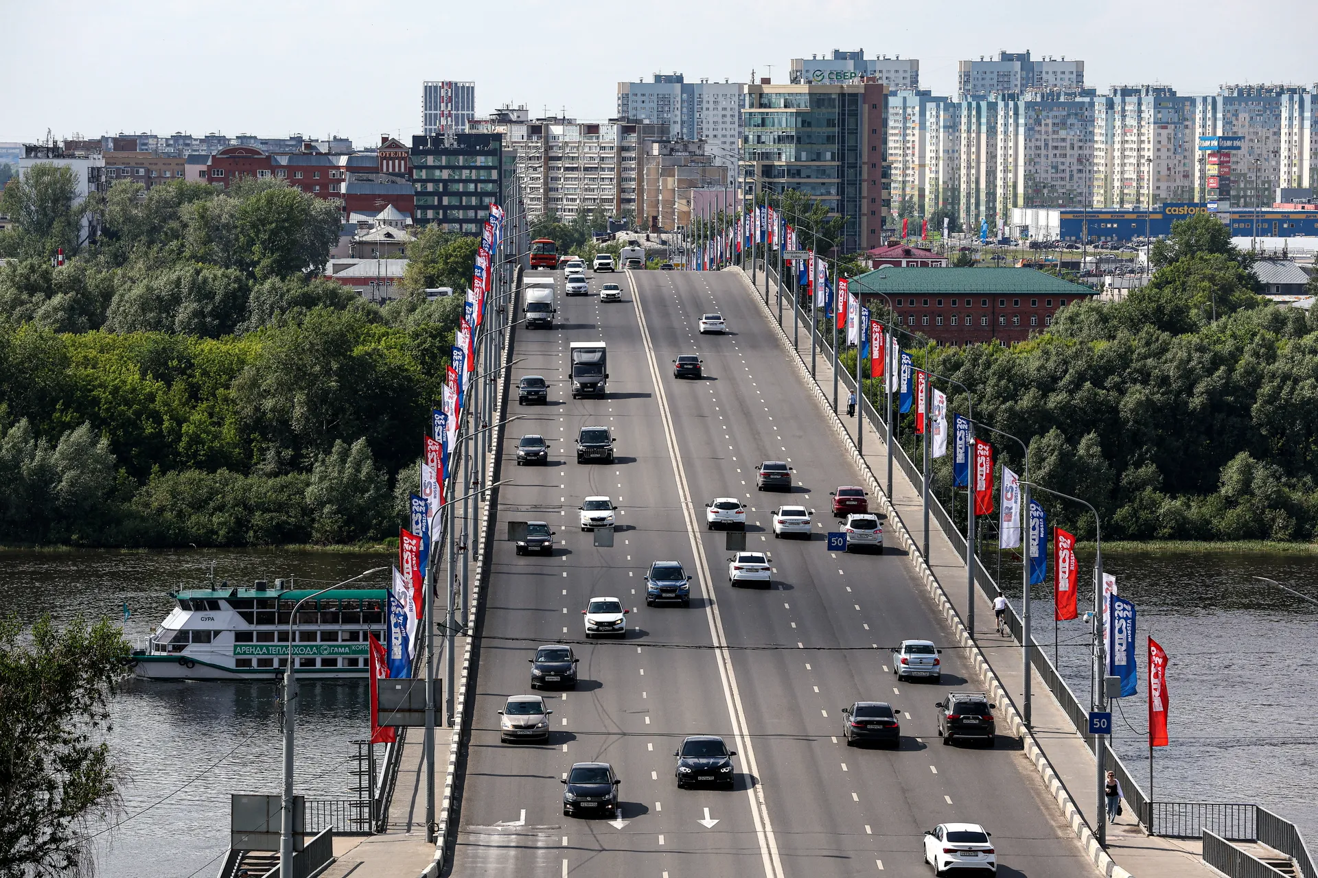 Россия. Нижний Новгород. Вид на реку Оку, Канавинский мост и город.