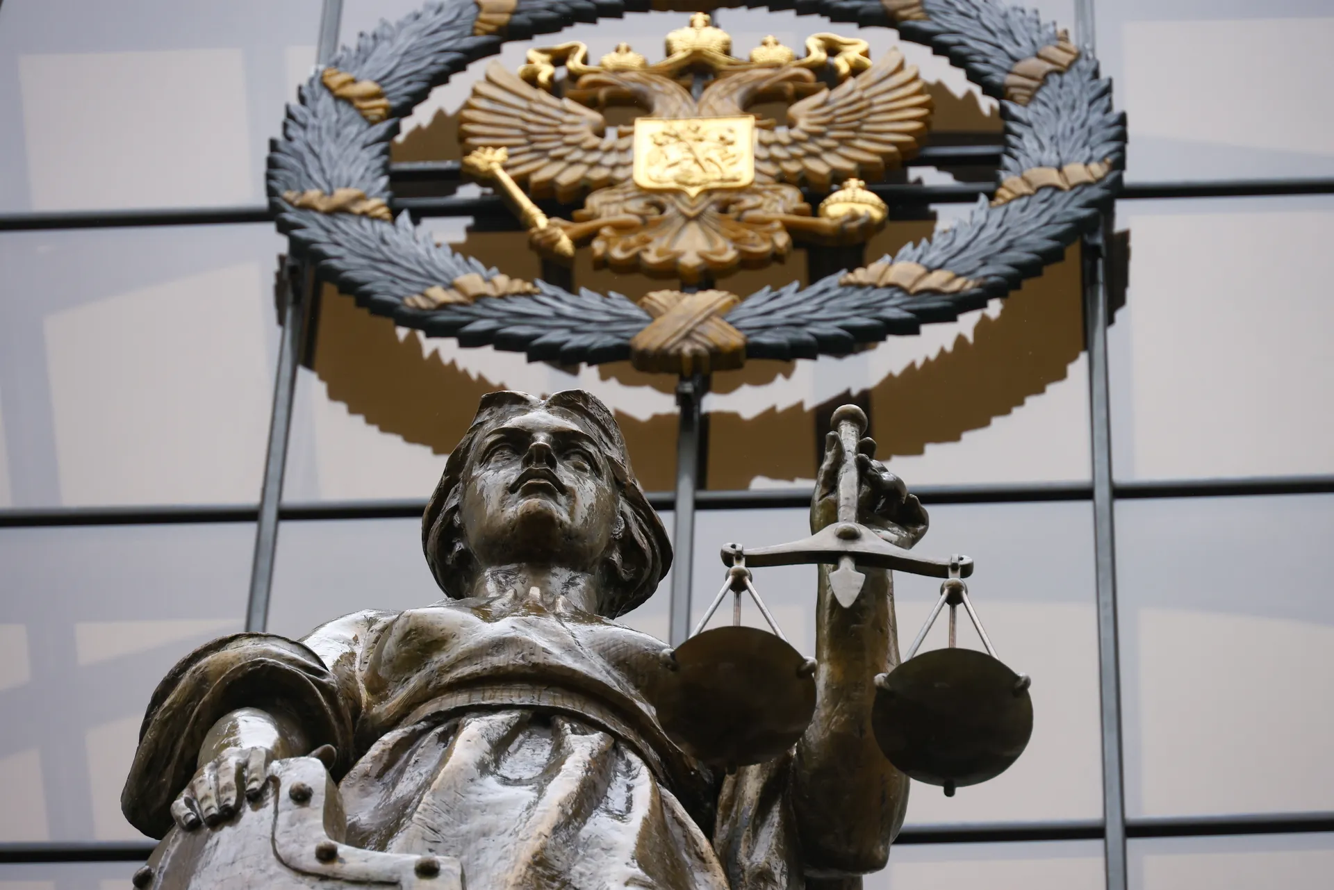 Скульптура Фемиды на здании Верховного суда