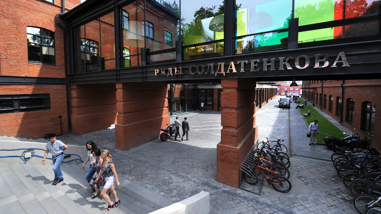 Россия. Москва. Вид на здание офиса объединенной компании «Афиша-Рамблер» на «Даниловской мануфактуре».