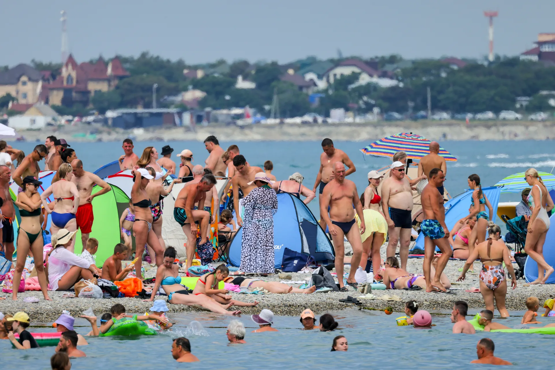 Геленджик. Отдыхающие на пляже