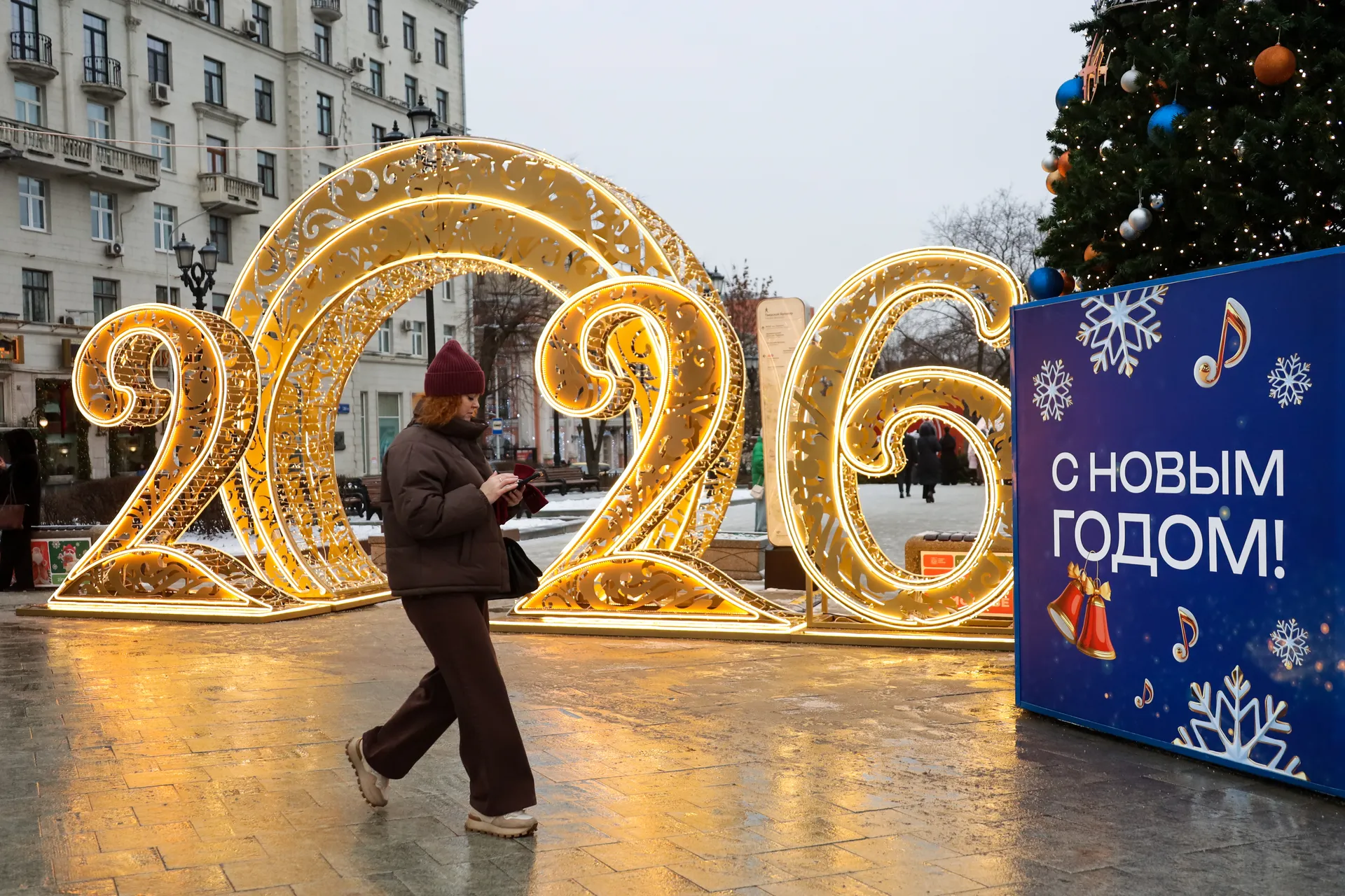 Москва. Новогодние украшения на Тверском бульваре