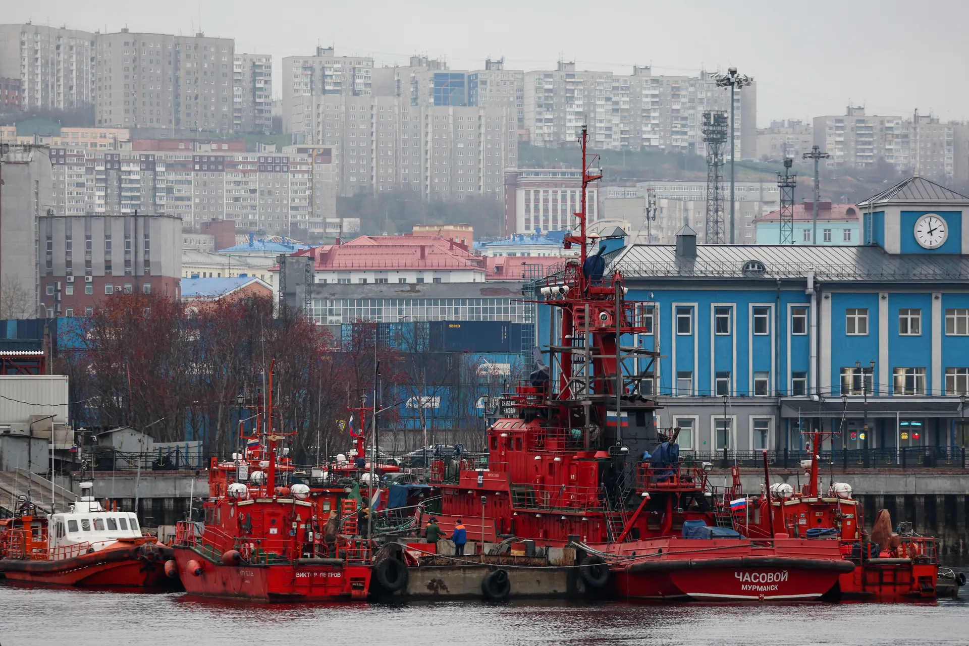 Мурманск. Вид на суда и город.