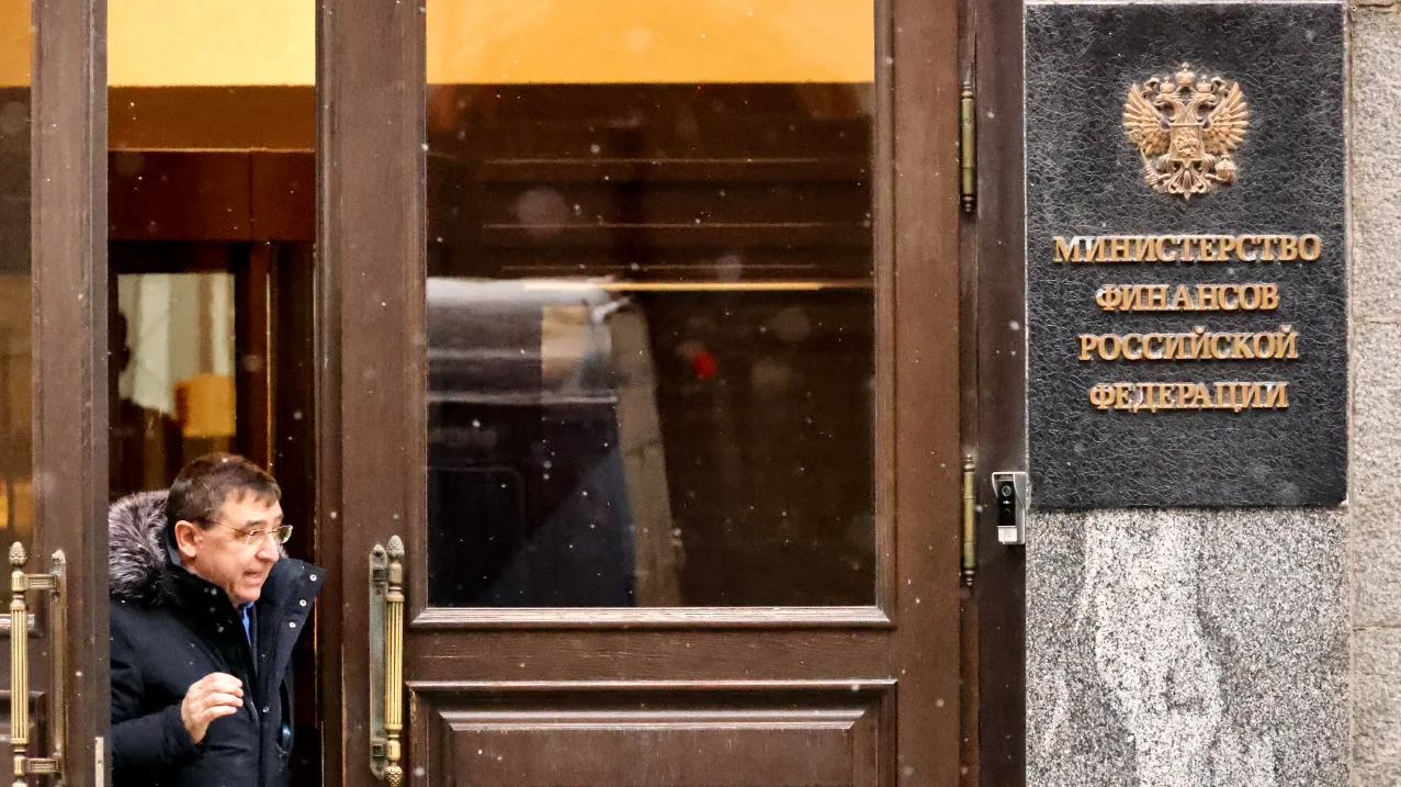 Россия. Москва. Мужчина выходит из здания Министерства финансов Российской Федерации на улице Ильинка.