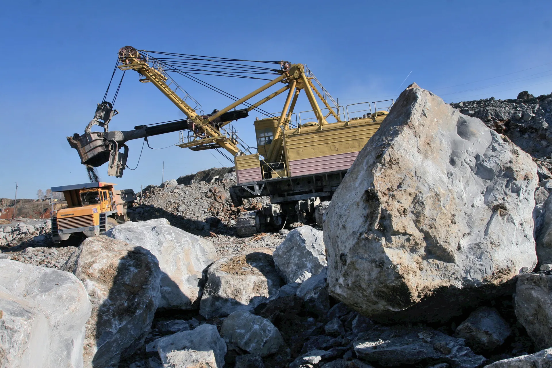 Кемеровская область. Добыча известняка для производства цемента.