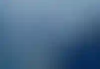 Айсберги, плавающие в воде у прибрежного города Илулиссат в западной Гренландии, расположенного в ледяном фьорде Илулиссат