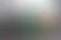 Люди у новогодних декораций на улице Арбат