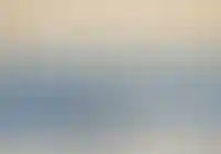 Айсберги, плавающие в воде у прибрежного города Илулиссат в западной Гренландии, расположенного в ледяном фьорде Илулиссат