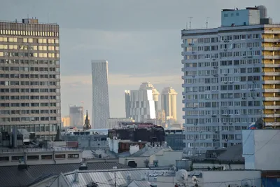 Беспилотник попал в жилой дом на Мосфильмовской улице в Москве_6481