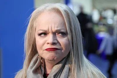 Отказ в гранте, бойкот бизнеса и мемы: как отменяют Ларису Долину_5143