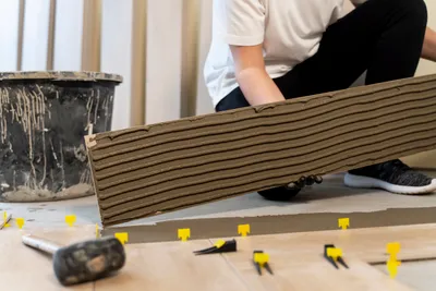 Плиточники с доходом 104 тыс. рублей стали лидерами среди подрядчиков с начала года_5717