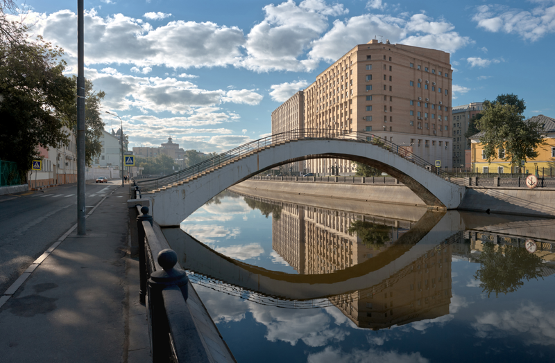 Москва. Садовнический мост через Водоотводный канал. За мостом комплекс, выставленный на продажу ГК «Ростех»